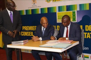 Le ministre guinéen du Commerce signant l’acte d’adhésion de son pays au CICC